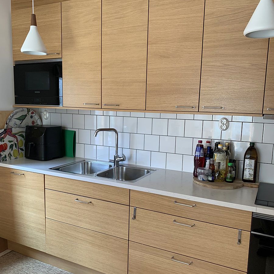 Kök med rengjord diskbänk och blanka ytor efter städning