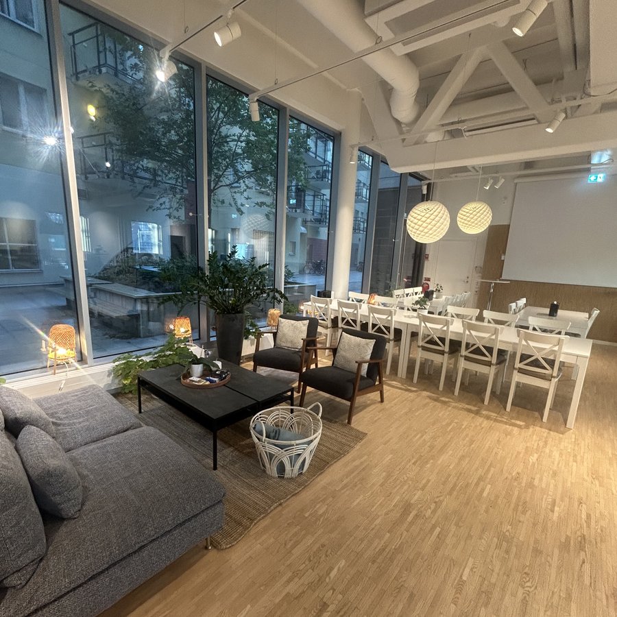 Matsal och lounge på ett kontor som Renaly städar