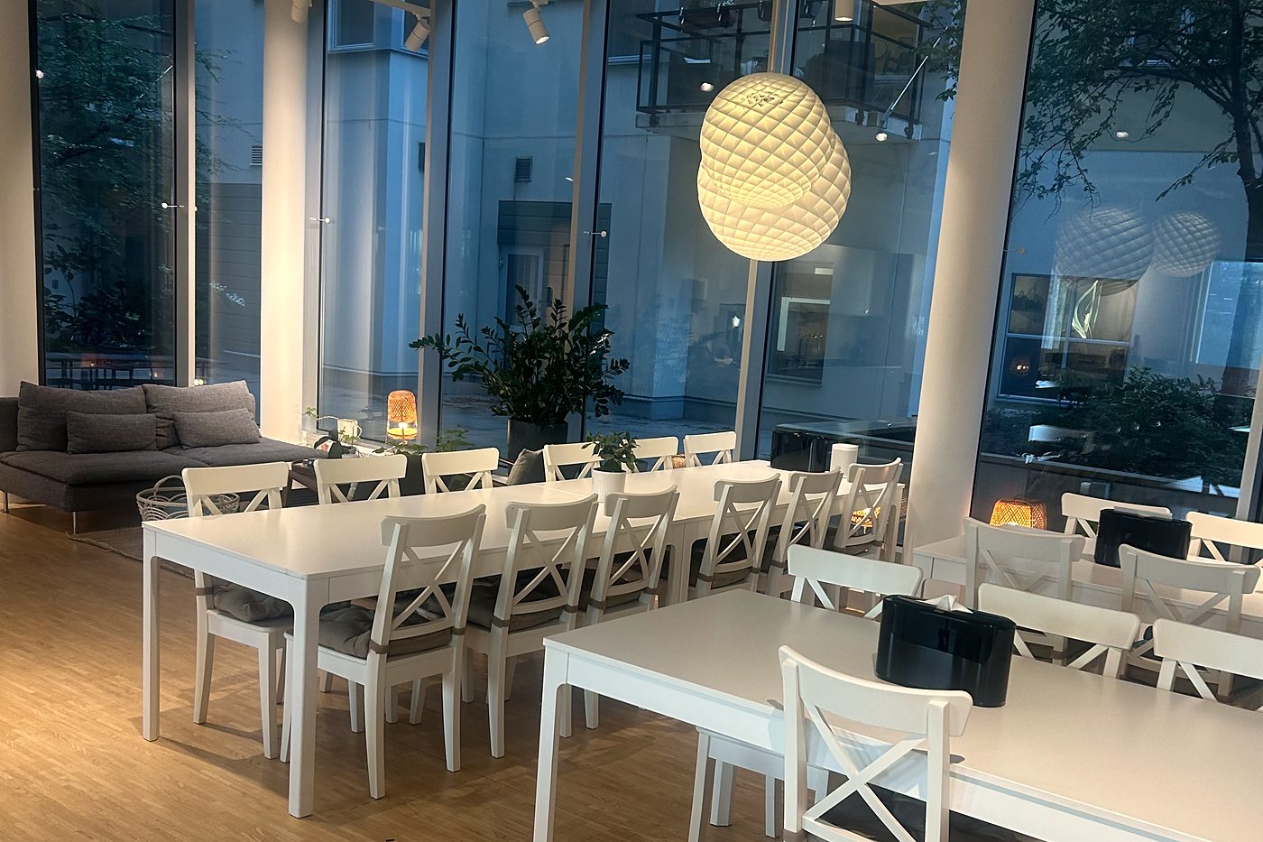 Kontorets matsal med långbord, städad inför morgondagen
