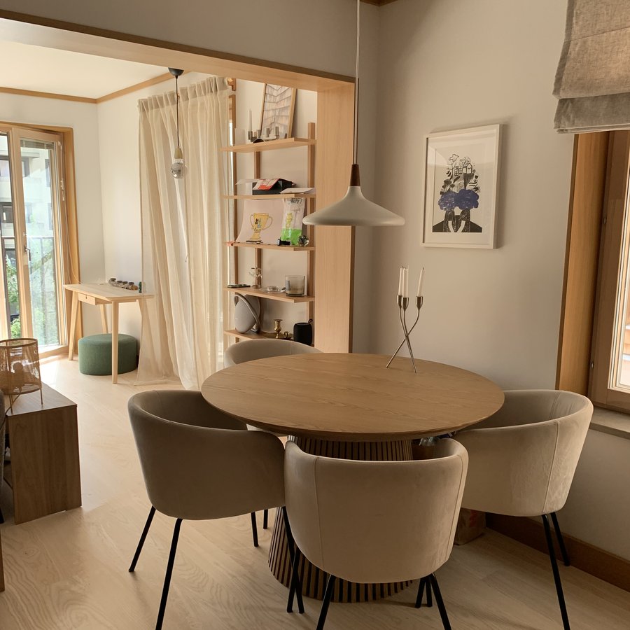Ljust vardagsrum och matplats efter hemstädning